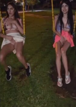 Amigas masturbándose en los columpios del parque 5