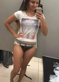 Isabella Davis, pequeña jovencita presumiendo nalgas 16