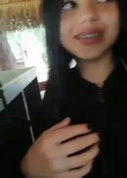 Aprovecha el paseo para chuparselo a escondidas al novio, junto a la carrtera. 8