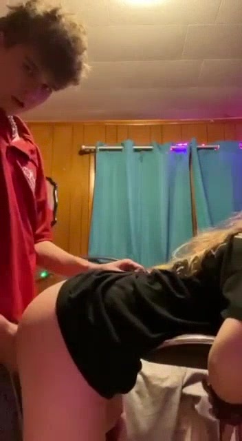 Tierna Morrita Follando Mientras los Papás Estan fuera de Casa 1