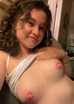 Elizabet, Morrita Coqueta Mostrando Tetas 1