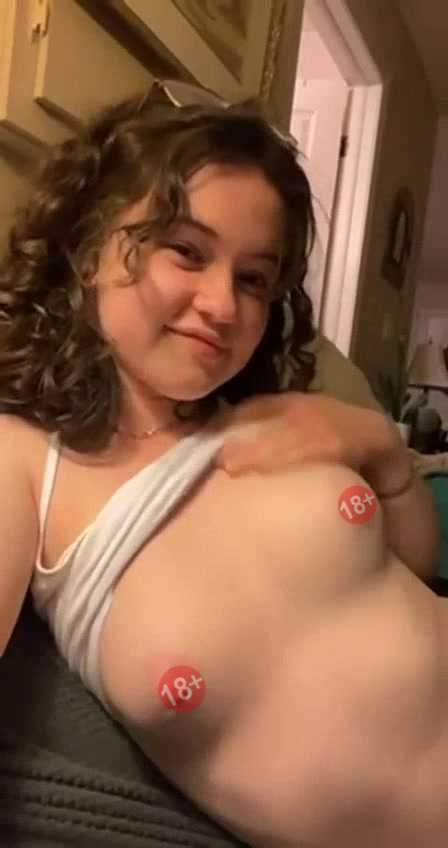 Elizabet, Morrita Coqueta Mostrando Tetas 1