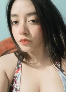 Güerita chichona metiendose los dedos en el culo 2