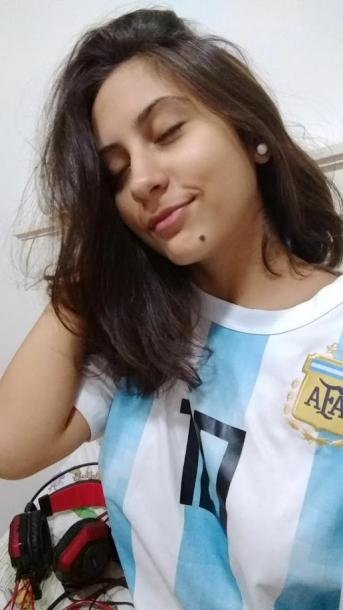 Jovencita Argentina Recién Egresada de la Secundaria, se desnuda! 1